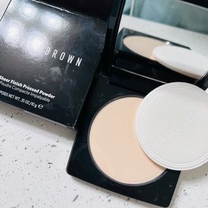 BOBBI BROWN SHEER FINISH PRESSED POWDER IN SOFT PORCELAIN